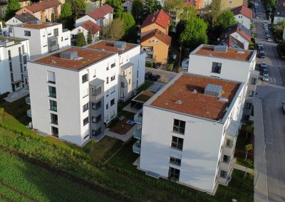 Mehrfamilienhäuser in Fellbach, Blick vom freien Feld auf die Häuser