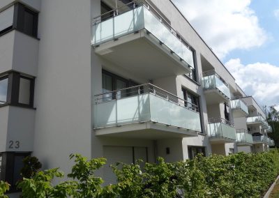 Mehrfamilienhäuser in Kallenberg, Ansicht auf die Südseite mit den Balkonen