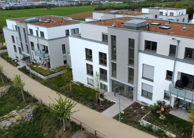 7 Mehrfamilienhäuser in Korntal, Ansicht auf Fußweg mit Hauszugängen