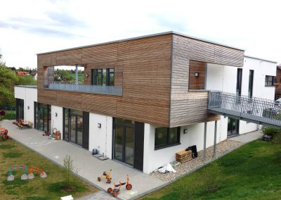 Kindertagesstätte in Wiernsheim- Serres, Ansicht mit Fluchtweg von Dachterrasse